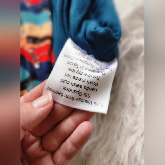 William & Ryan Skelly Pajamas (5/6y) and Triple Layer Blanket - Picture 7 of 8